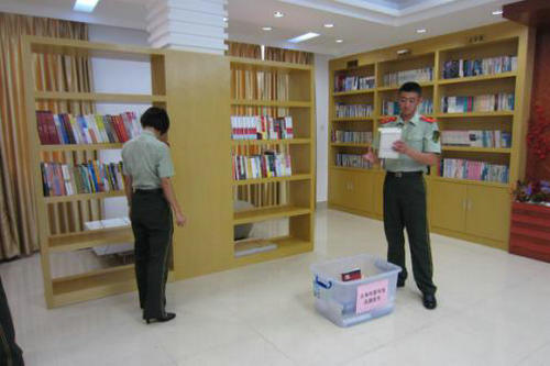 图为机场边检站官兵在上架流通图书               摄像：陈宏政.jpg