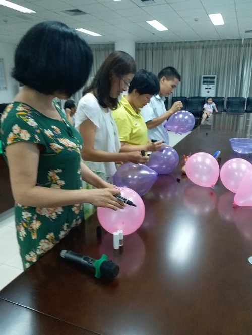书友们在气球上写下“七夕”寄语  摄影：黄笑夏.jpg