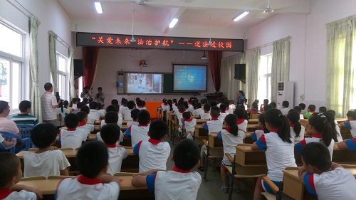图为师生们在观看法治宣传教育微电影  摄影：叶汝蓉.jpg
