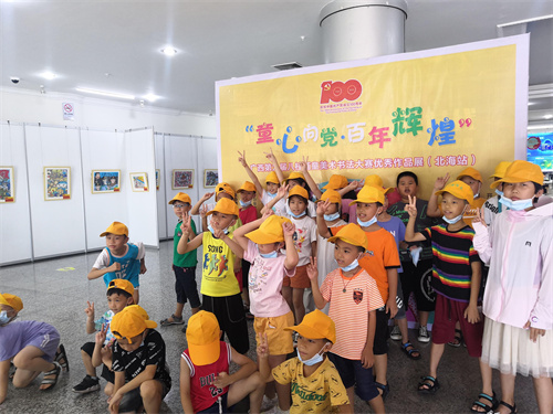 “童心向党百年辉煌”——广西第九届“八桂童话”美术、书法大赛优秀作品巡回展在市图书馆举办