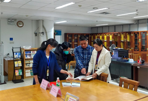洪小斌先生向北海市图书馆捐赠地方文献