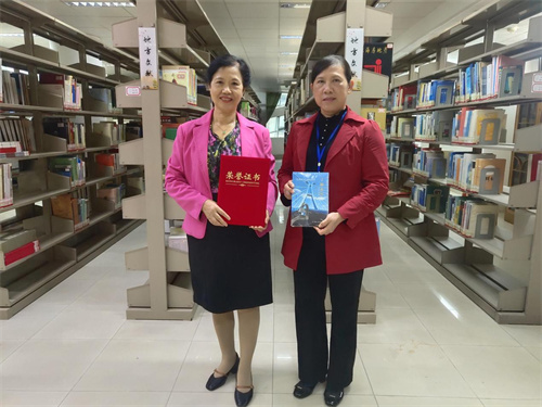 北海市社科联特聘专家刘喜松女士再次向北海市图书馆捐赠珍贵地方文献