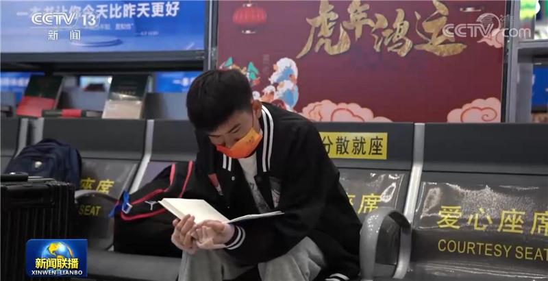 温暖回家路！柳州火车站的“书香高铁”活动上《新闻联播》了