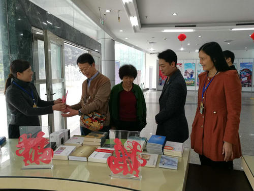 到图书馆里“闹”新春