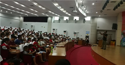 北海市图书馆举办“让文明花儿朵朵绽放·小记者训练营——金沙江讲中小学考试作文”活动