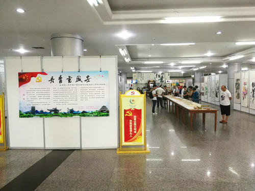 市图书馆举办“丹青书盛世”——庆建党97周年、改革开放40周年暨自治区成立60周年书画展