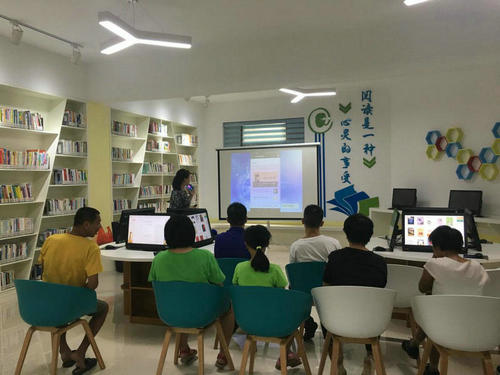 北海市图书馆走进北部湾社区开展残疾人 “悦心”读书活动