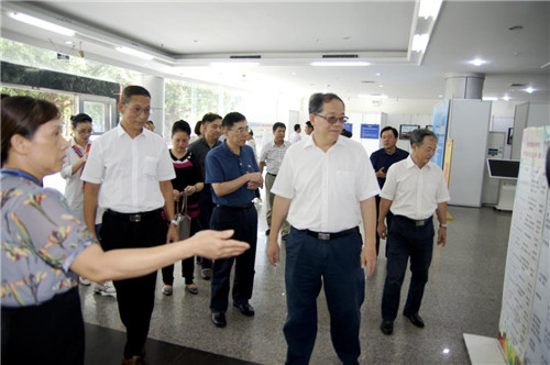 自治区政协副主席陈刚到北海市图书馆调研