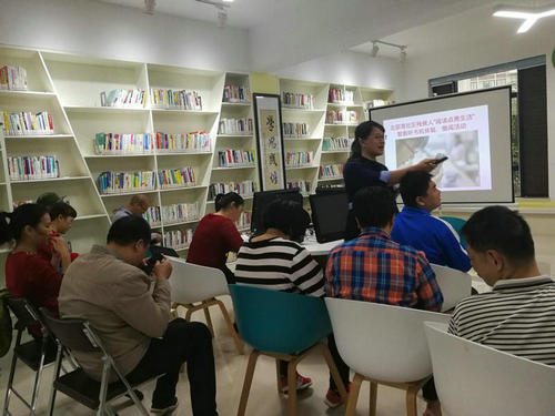 北海市图书馆走进北部湾社区开展“阅读点亮生活”智能听书机体验、借阅活动