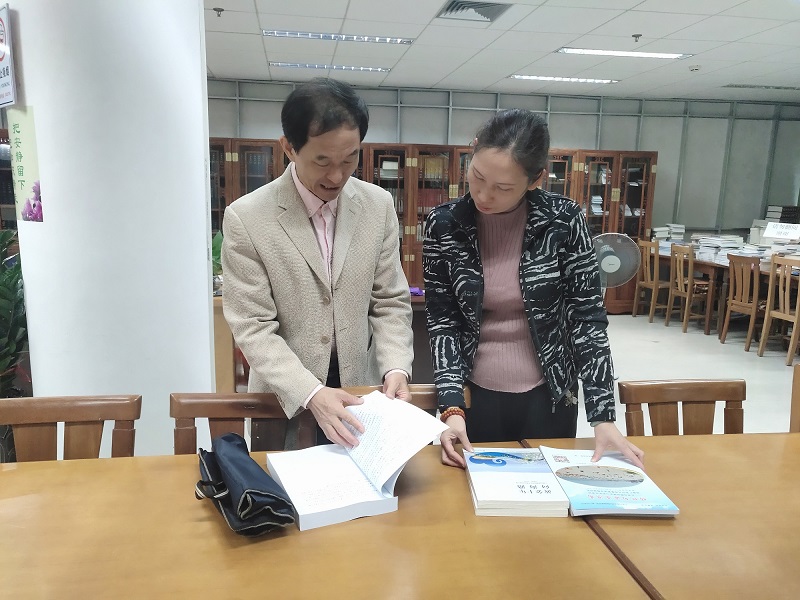  北海市社会科学界联合会向北海市图书馆捐赠地方文献