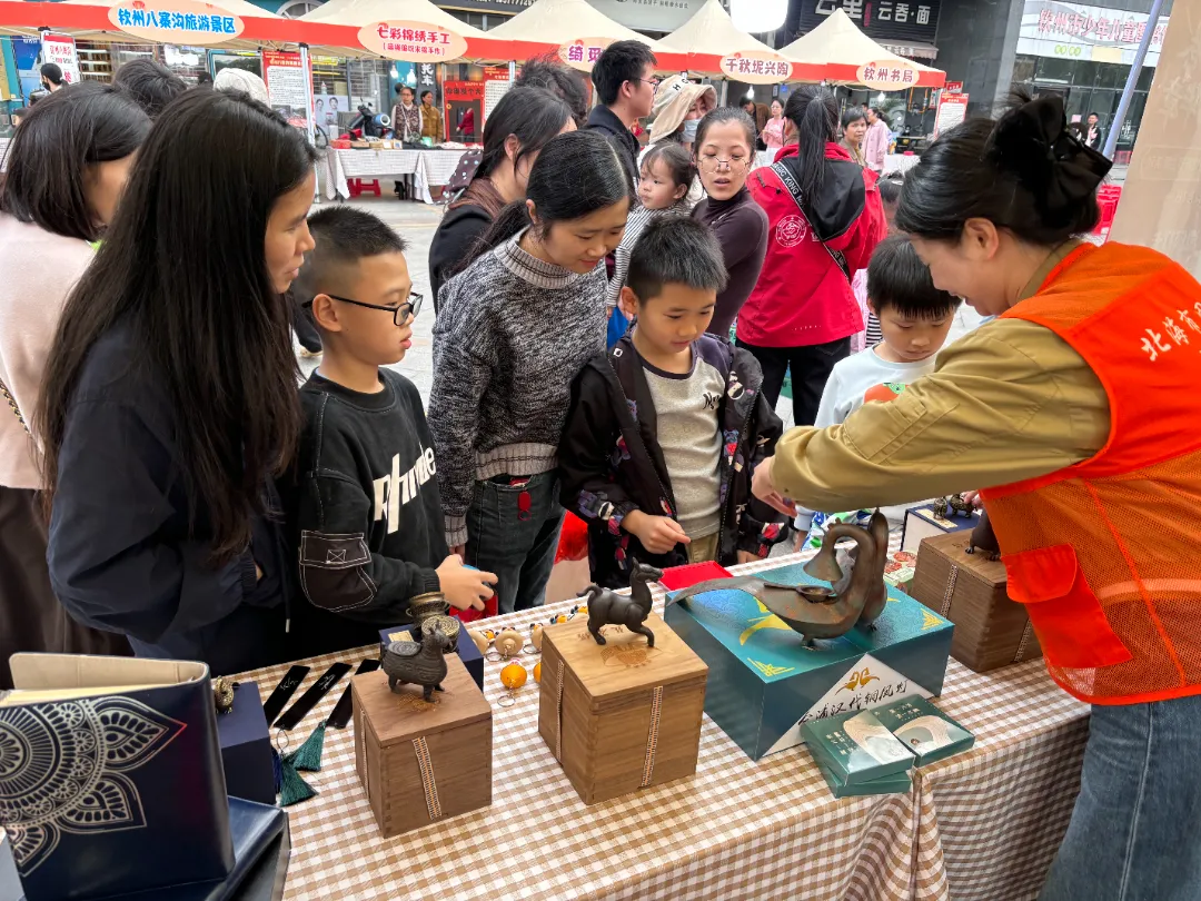 走读广西传文脉 文创联动促交融——北海市图书馆赴钦州市图书馆参加文创集市活动