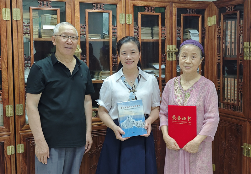 郑开文将军后人向北海市图书馆捐赠《曾经大地河山从新整顿》