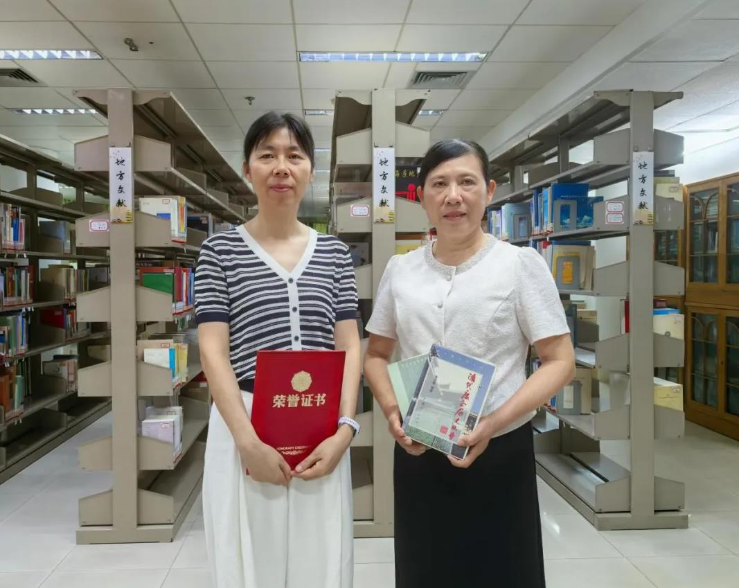 来莅女士向北海市图书馆捐赠一批珍贵地方文献