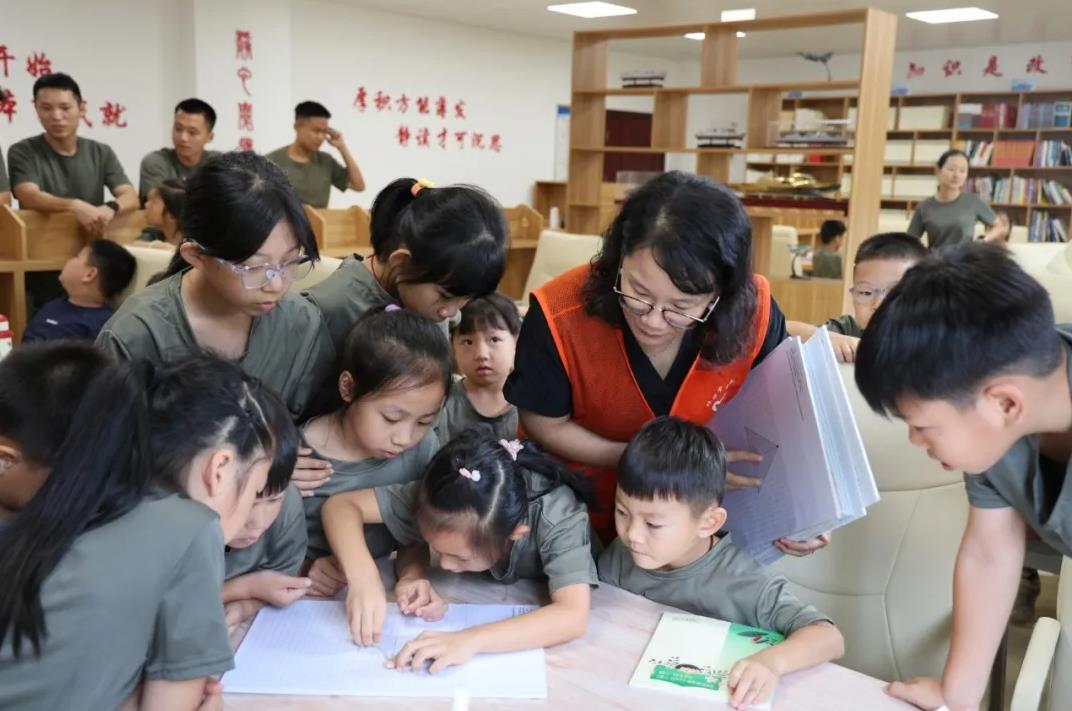 “书香进军营 双拥暖军属”系列主题活动